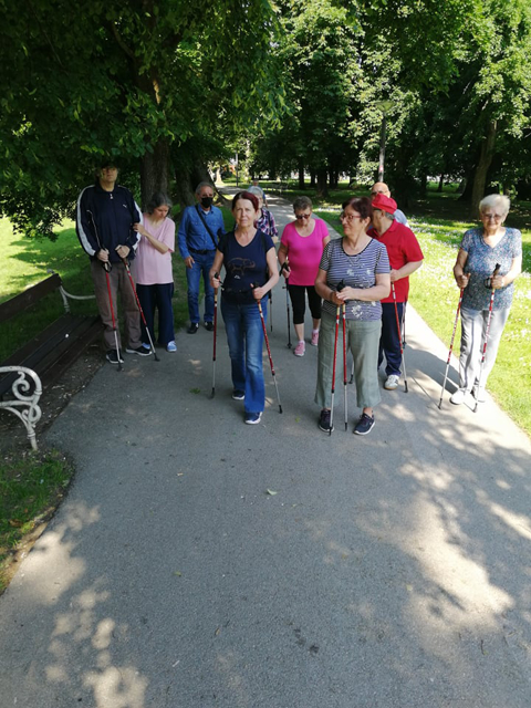 Članovi Udruge slijepih Međimurske županije hodaju.