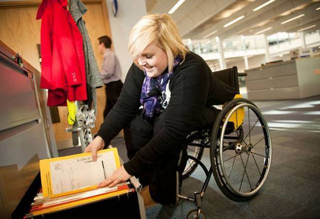 Žena s invaliditetom na radnom mjestu, ilustracija.