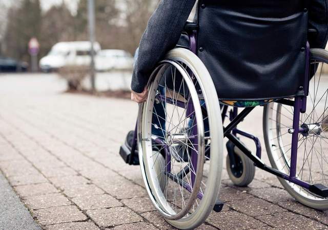 Osoba u invalidskim kolicima
