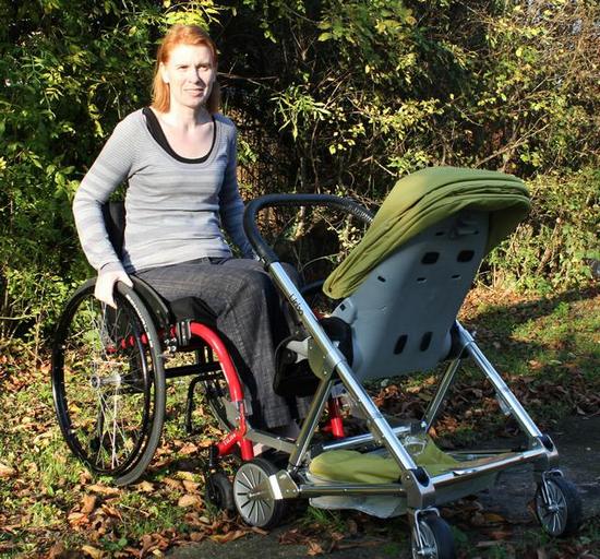 Majka u invalidskim kolicima, ilustracija.