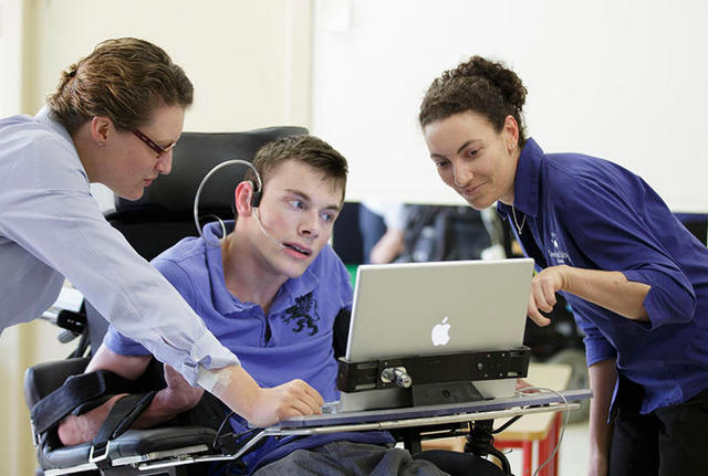 Mladić s invaliditetom koristi asistivnu tehnologiju, ilustracija.
