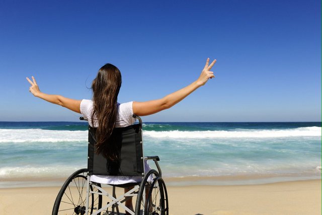 Žena u kolicima na plaži, ilustracija.