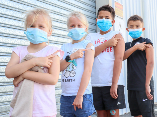 Četvero cijepljene djece s maskama, ilustracija.