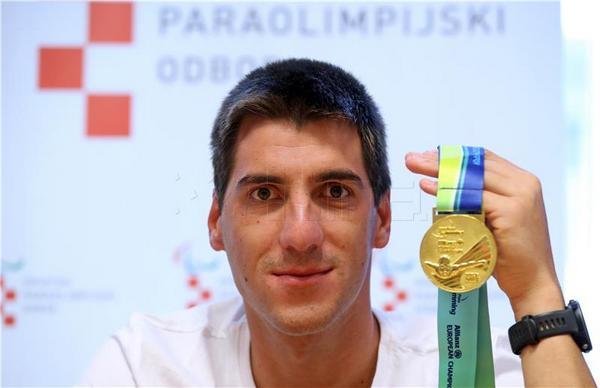 Dino Sinovčić sa zlatnom medaljom, arhiva.