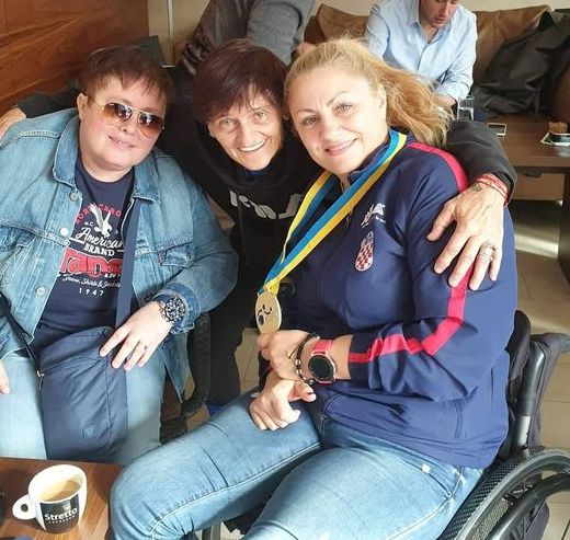 Helena Dretat Karić s prijateljicama