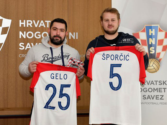 Marko Gelo i Andrej Šporčić s dresovima reprezentacije u rukama.