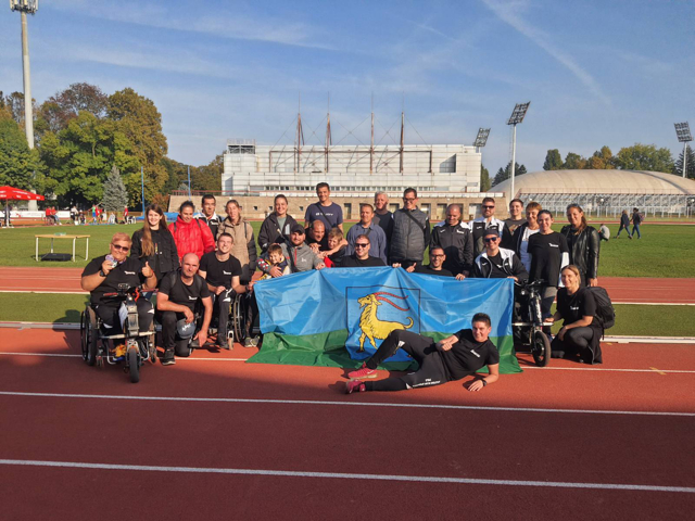 Zajednička fotografija članova Atletskog kluba osoba s invaliditetom 'Spektar'.